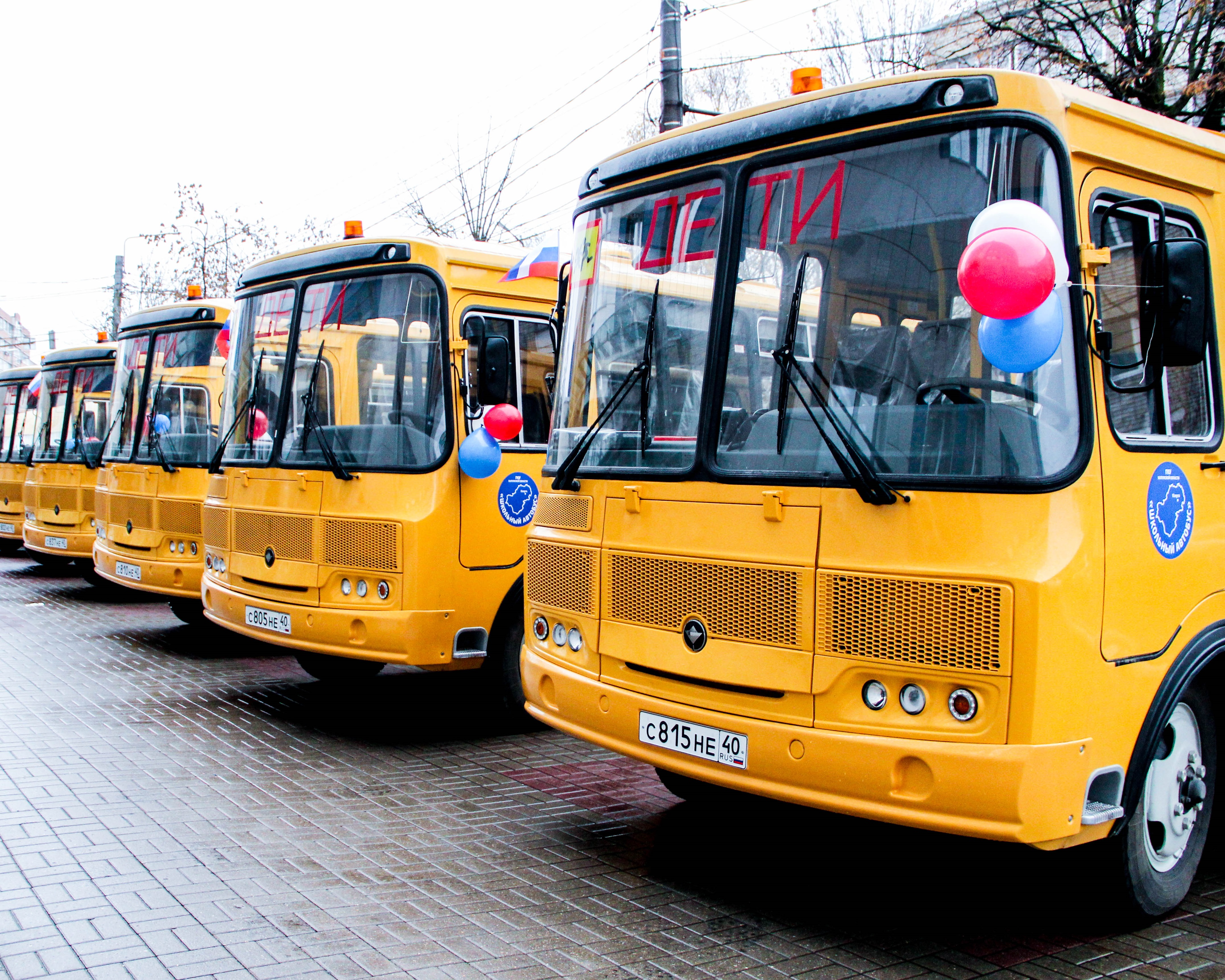 Торжественная церемония вручения ключей от новых школьных автобусов